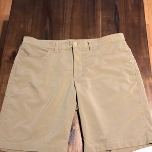 Under Armour flat front khaki golf shorts size 38 GUC